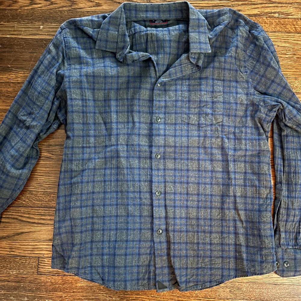 Untuckit size large button up